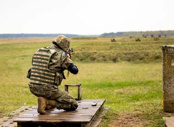 Șeful Armatei spune că toți românii ar trebui să știe să tragă cu arma: „Să-și apere familiile. Suntem pregătiți (…)