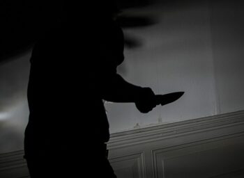 Un tânăr de 20 de ani a atacat un bărbat, pe stradă, înjunghiindu-l de 33 de ori