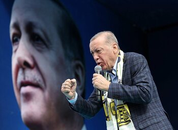 Opoziția politică din Turcia, vizată de o nouă razie ordonată de procurorii loiali regimului autoritar Erdogan