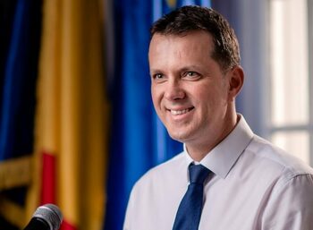 Ionuț Moșteanu spune că o persoană a încercat să îi cumpere influența cu un milion de euro pentru a facilita un (…)