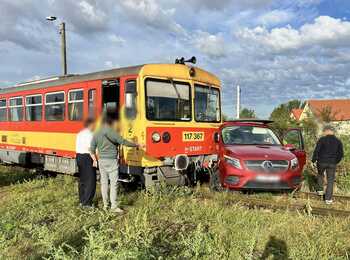 Accident feroviar la Salonta. Un tren a deraiat după ce a lovit un autoturism