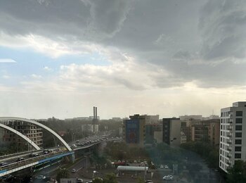 Bilanțul furtunii din București: Aproximativ 700 de apeluri prin numărul de urgență 112 / Peste 70 de copaci și 2 (…)