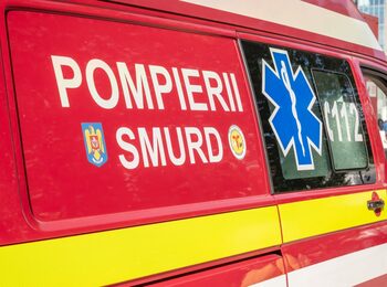 O adolescentă de 13 ani a ajuns la spital, după ce a fost lovită de o mașină, în București