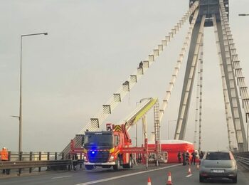 Haos pe podul de la Agigea! Un bărbat s-a urcat pe cabluri să ceară „turul doi, înapoi”