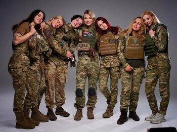 Soții, mame, luptătoare, activiste: femeile mileniale care mențin Ucraina în funcțiune