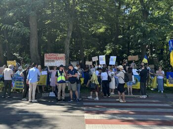 PROTEST în fața Ambasadei SUA de la Kiev. Manifestanții se opun unui acord fără participarea Ucrainei