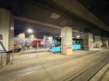 Accident în Pasajul Victoriei: un autobuz și un tramvai s-au ciocnit. Mai multe persoane au ajuns la spital