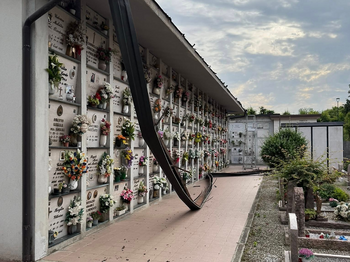 Cimitir din Italia, devastat / O bandă de români e suspectată de faptă / Hoții au abandonat obiecte de cupru în (…)