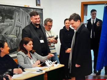 Nicușor Dan a mers la vot alături de Mirbela Gărdinaru. Cum au fost primiți de oamenii care așteptau să voteze