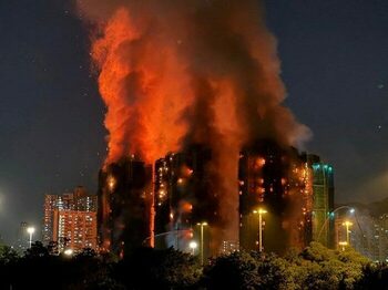 Încă arde. Bilanțul incendiului uriaș din Hong Kong a ajuns la 55 de morți, zeci de răniți, sute de dispăruți. Focul (…)