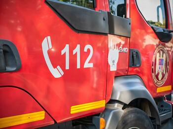 Incendiu într-un bloc din Târgoviște. 20 de persoane evacuate, fumul a pătruns pe scară