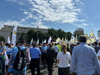 Sindicatele amenință că BLOCHEAZĂ Capitala. Proteste, miercuri, pentru creșterea salariului minim și stoparea (…)