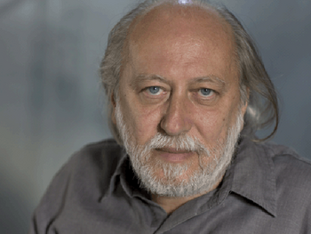 László Krasznahorkai, laureat al Premiului Nobel pentru Literatură 2025: un stil labirintic care reflectă haosul (…)