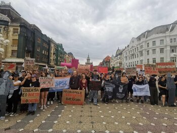 VIDEO&FOTO Protest al studenților din Timișoara față de austeritatea din educație / „Educația nu e o (…)