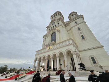 Incident NEAȘTEPTAT la sfințirea Catedralei Mântuirii Neamului! Un bărbat a fost reținut de jandarmi