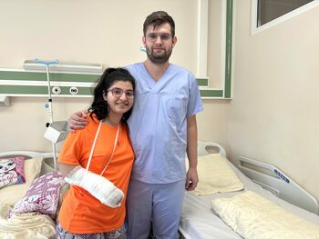 Grație unei operații complexe, o adolescentă de 16 ani, își poate folosi din nou mâna