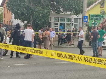 Bătaie cu bâte și topoare pe o stradă din Craiova. Un bărbat a fost omorât