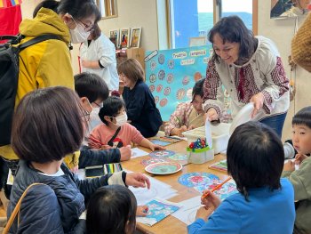 Orădeanca Ramona Hagiwara a învăţat japonezii din Hokkaido să decoreze farfurii cu motive tradiţionale româneşti