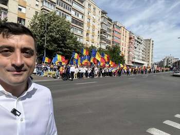 Susținătorii AUR, în stradă, de Ziua Tricolorului. Proteste la Târgu Mureș
