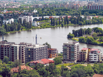 Numărul de locuinţe date în folosinţă în primul semestru din 2025 s-a redus faţă de perioada similară din 2024. (…)