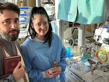 Mărturia unui preot român din diaspora. Două fetițe născute prematur, una de 460 de g și alta de 800 g au (…)