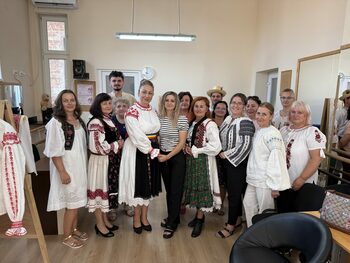 S-a încheiat atelierul gratuit de cusut costume tradiționale, organizat de Centrul de Cultură al Județului Bihor