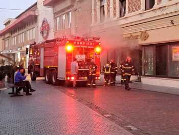 Magazin de pe strada Republicii din Oradea cuprins de flăcări. Pompierii au intervenit de urgență