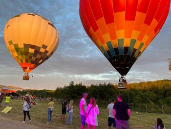 Festivalul Baloanelor cu Aer Cald – Luminaria, de vineri până duminică, la „La Colibe”, în comuna Corbu