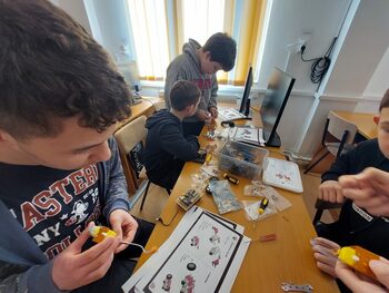 Viitorul începe acum. Fă cunoștință cu câțiva dintre oamenii care digitalizează România: bibliotecari, profesori, (…)