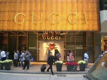 Investigațiile din Milano zguduie moda de lux: 13 branduri, de la Gucci la Prada, implicate în lanțuri de exploatare