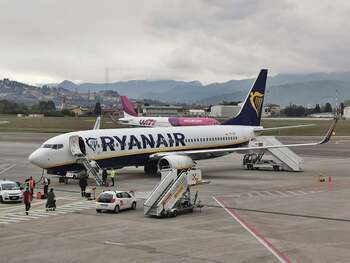 Pilotul unui avion Ryanair, scos inconștient din aeronavă, pe Aeroportul Cluj / Traficul pe aeroport a fost oprit, (…)