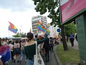 Mii de persoane au participant la marşul „Iaşi Pride”, organizat de comunitatea LGBTQ / O femeie a aruncat cu (…)