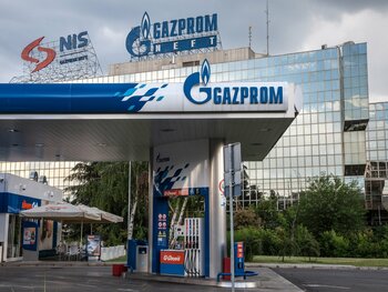 Sancţiunile SUA blochează livrările de petrol pentru compania rusă NIS / Singura rafinărie din Serbia riscă să fie (…)