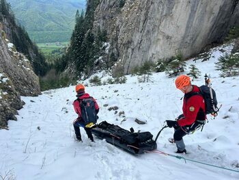 Doi turiști au murit după ce au căzut sute de metri pe o pantă în Munții Făgăraș (Video)
