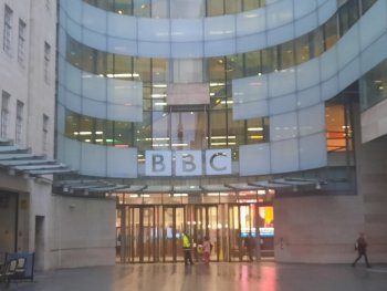 Georgia ameninţă BBC cu instanţa după ce acesta a afirmat că manifestanţii antiguvernamentali au fost atacaţi cu o (…)