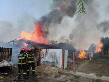 (VIDEO) Incendiu de vegetație uscată în comuna Cerăt