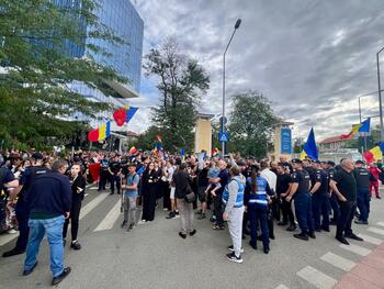 UPDATE Susținătorii pro-rusului Călin Georgescu au făcut scandal în fața Tribunalului București / Un bărbat a fost (…)