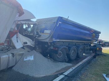 Accident rutier la Ionești: două autotrenuri și două autoturisme implicate