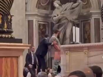 Papa Leon a cerut un ritual reparatoriu după ce un tânăr a urinat pe altarul Bazilicii Sfântul Petru din Vatican / (…)