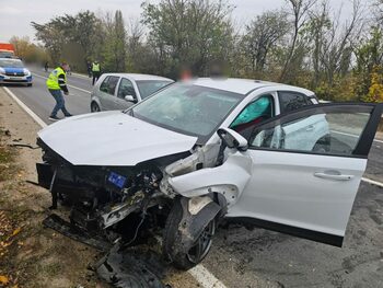Cinci răniți după ce un șofer a intrat pe contrasens și a lovit două mașini, una dintre ele ricoșând în alt autoturism