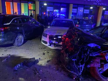 Un șofer mort de beat a doborât un stâlp de curent și a lovit trei mașini parcate