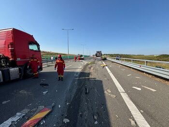 Trei muncitori care realizau marcaje rutiere au fost loviți mortal de un TIR, în județul Sibiu