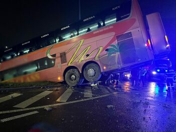 Plan roșu de intervenție în Brăila! Un autobuz cu 24 de pasageri s-a răsturnat / Cîți pasageri ajung în spital. VIDEO