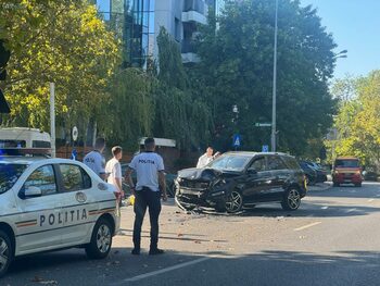 Accident grav în București: Două mașini, daună TOTALĂ. O victimă a fost transportată la spital