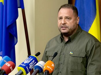 Lovitură la Kiev: Andrii Iermak, mâna dreaptă a lui Zelenski, a demisionat după perchezițiile anticorupție