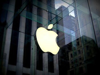 Patronii Apple şi Blackstone, în vizită în China