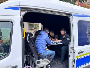 Brigada Rutieră a operaționalizat un punct mobil de eliberare a autorizațiilor de reparație a autovehiculelor afectate