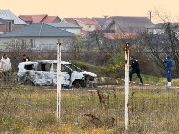 Un cadavru a fost găsit într-o mașină carbonizată, în județul Bihor