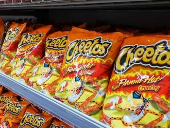 Ce se ascunde în gustările tale preferate / Adevăruri șocante despre Cheetos, jeleuri sau popcorn / Nu le vei mai (…)