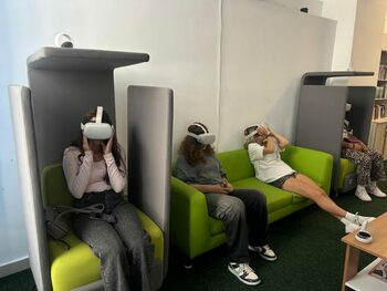 Minunea de Onești. Biblioteca cu holograme, simulatoare și spații de învățare prin joacă (Foto&Video)